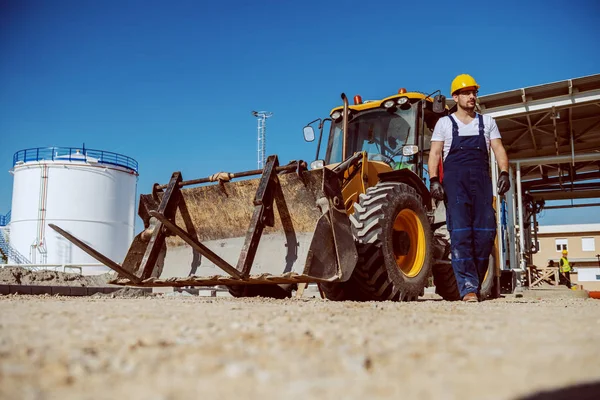 Hermoso Trabajador Caucásico Overol Casco Cabeza Caminando Aire Libre Fondo — Foto de Stock