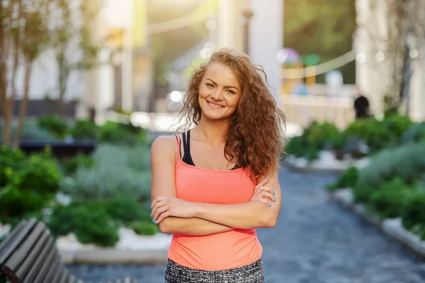 Porträt Einer Charmant Lächelnden Kaukasischen Sportlichen Frau Die Mit Verschränkten — Stockfoto