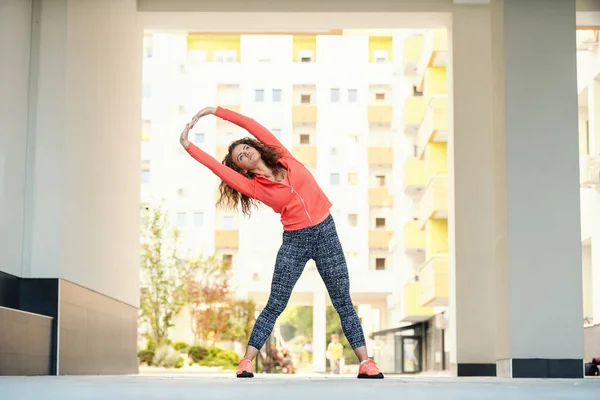 Longitud Completa Mujer Atlética Caucásica Ropa Deportiva Estiramiento Flexión Lado — Foto de Stock