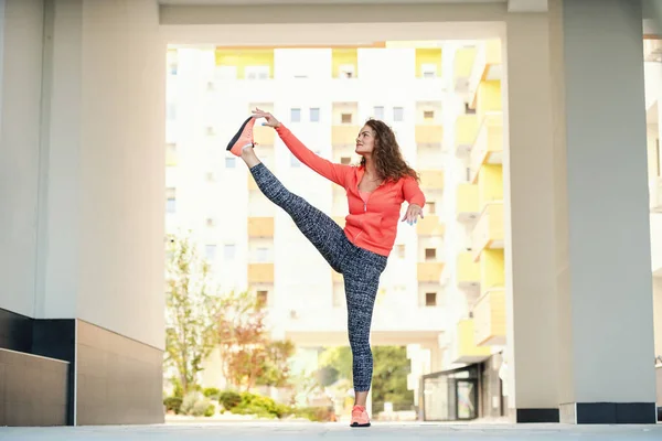 Mulher Caucasiana Atraente Positivo Sportswear Segurando Perna Equilibrando Passagem Dia — Fotografia de Stock