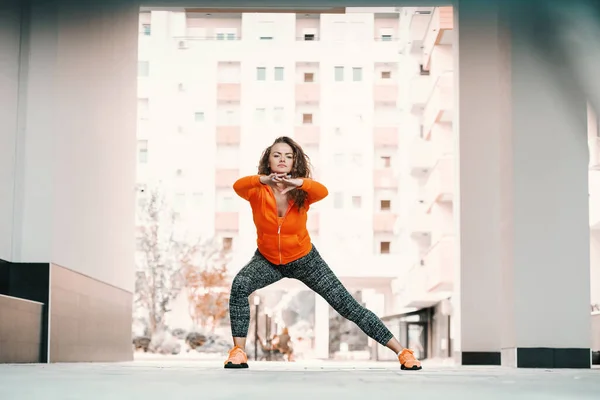 Aantrekkelijke Kaukasische Sportieve Vrouw Sportkleding Met Krullend Haar Doet Warming — Stockfoto