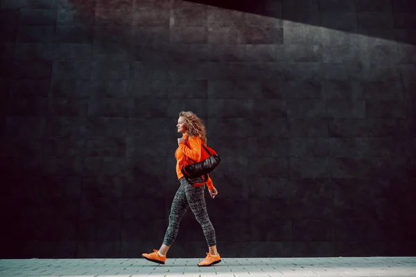 Full Length Slim Beautiful Caucasian Woman Sportswear Carrying Bag While — Stock Photo, Image