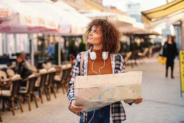 Fiatal Elveszett Női Turista Gazdaság Térképe Próbálja Kitalálni Hová Menjen — Stock Fotó