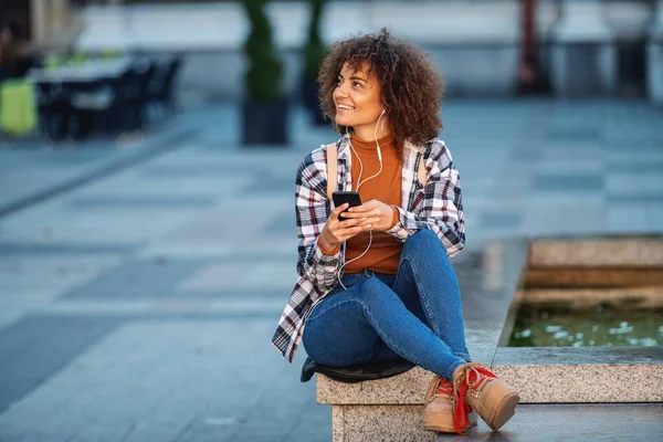 Young Attractive Mixed Race Woman Sitting Fountain Using Smart Phone — Stock Photo, Image