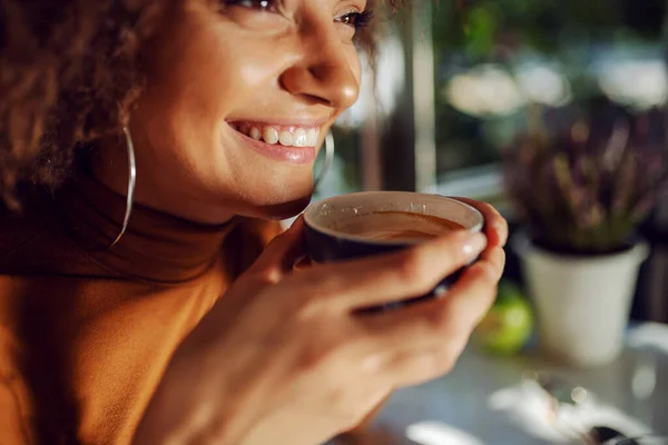 Close Van Gemengde Ras Vrouw Met Kopje Koffie Glimlachen — Stockfoto