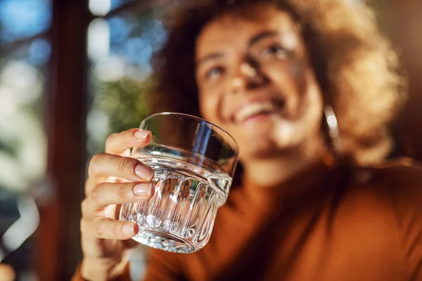 Primer Plano Chica Raza Mixta Sentada Cafetería Sosteniendo Vaso Agua —  Fotos de Stock