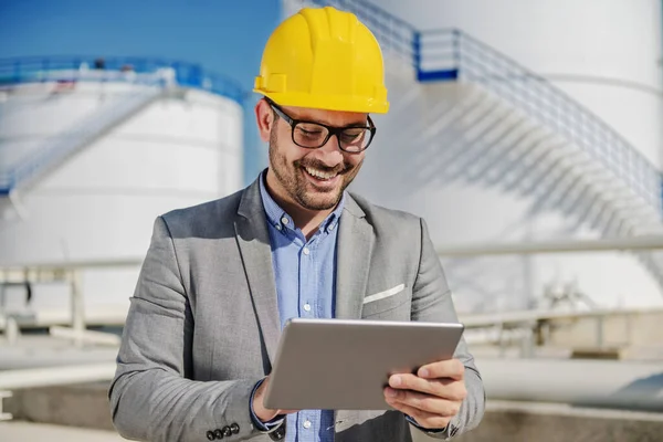 Portrait Smiling Satisfied Caucasian Unshaven Businessman Helmet Head Using Tablet — Stock Photo, Image