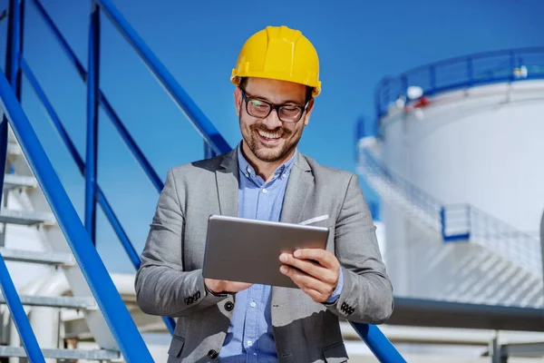 Handsome Smiling Unshaven Businessman Suit Helmet Head Using Tablet Background — Stock Photo, Image