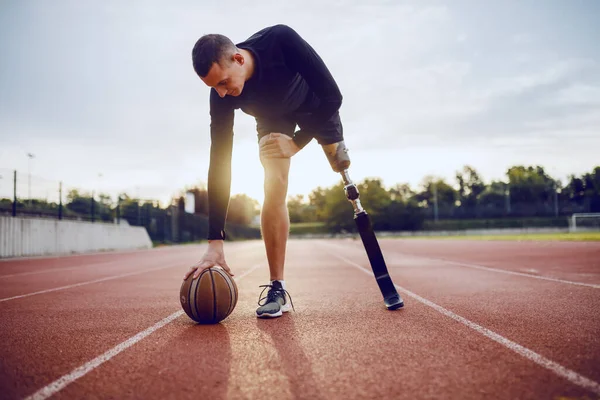 Volledige Lengte Van Sportieve Blanke Gehandicapte Man Sportkleding Kunstbeen Dribbelen — Stockfoto