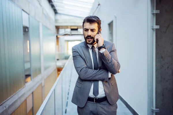 Jovem Empresário Discutindo Com Empreiteiros Por Que Trabalhos Não Terminaram — Fotografia de Stock