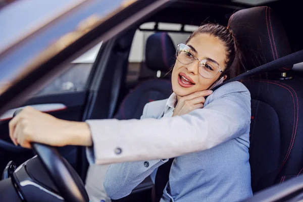 Jovem Mulher Negócios Atraente Vestiu Inteligente Causal Sentado Seu Carro — Fotografia de Stock