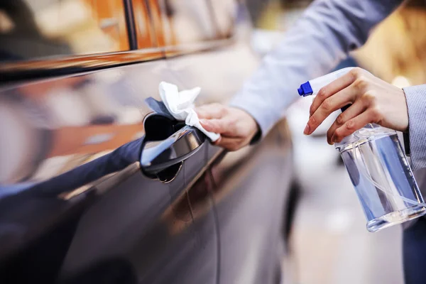 Closeup Mulher Desinfectando Fechadura Porta Seu Carro Para Evitar Propagação — Fotografia de Stock