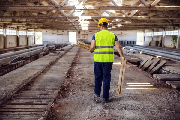 Bakifrån Arbetstagare Flytta Joist När Går Tråg Byggarbetsplats — Stockfoto