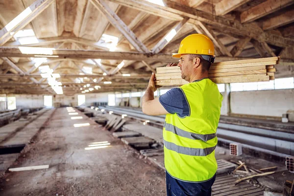 Hardwerkende Bouwvakkers Die Balken Vasthouden Tijdens Het Lopen Bouwplaats — Stockfoto