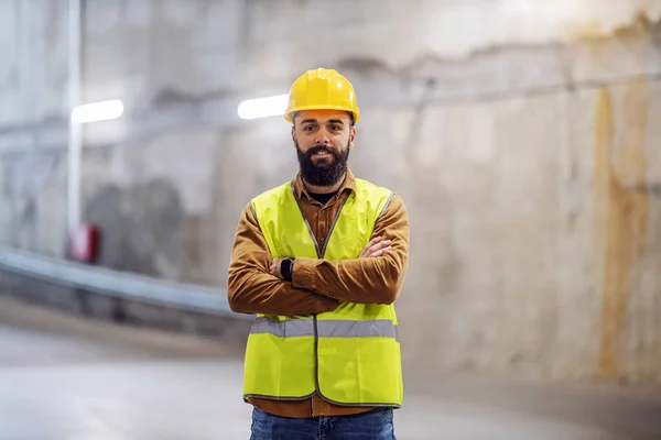 Junger Lächelnder Attraktiver Bauarbeiter Arbeitskleidung Steht Mit Verschränkten Armen Auf — Stockfoto