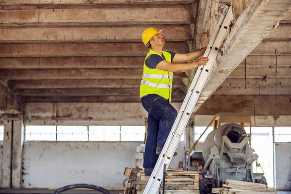 Byggarbetsplats Byggare Klättring Stege Och Förbereda Sig För Att Fixa — Stockfoto