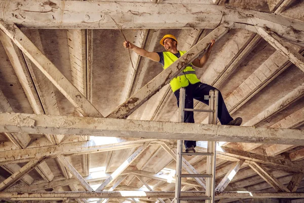 Constructeur Chantier Grimpant Sur Échelle Préparant Réparer Toit — Photo