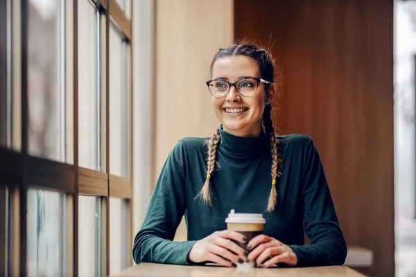 Gülümseyen Kadın Kafeteryada Oturuyor Elinde Kahve Bardağıyla Tek Kullanımlık Kahve — Stok fotoğraf
