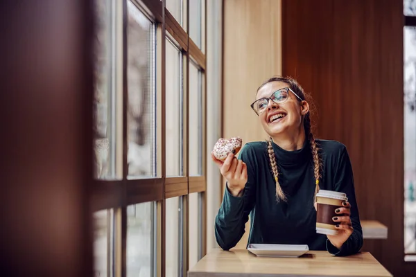Mulher Atraente Sentado Pastelaria Segurando Donut Xícara Descartável Com Café — Fotografia de Stock