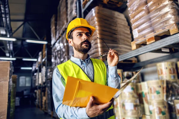 Joven Supervisor Barbudo Serio Carpeta Tenencia Chaleco Con Documentos Comprobando — Foto de Stock