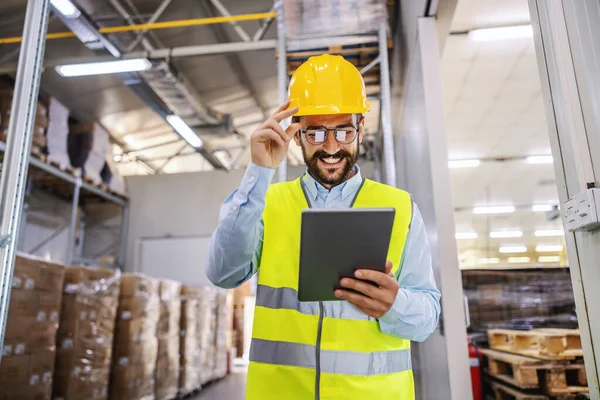 Joven Supervisor Sonriente Chaleco Casco Protector Pie Almacén Uso Tableta — Foto de Stock