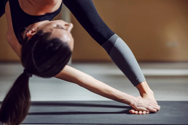 Primer Plano Morena Forma Pie Sobre Alfombra Yoga Pose Yoga —  Fotos de Stock