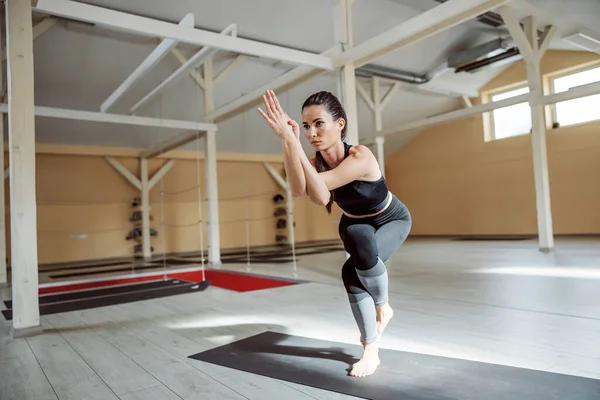 Kartal Yogasında Yoga Stüdyosunda Duran Taş Gibi Bir Esmer — Stok fotoğraf