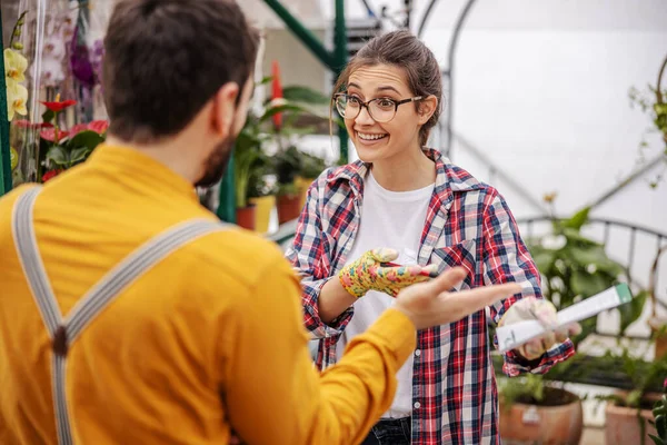 Junge Lächelnde Mitarbeiterinnen Sprechen Mit Ihrem Chef Und Zeigen Ihm — Stockfoto