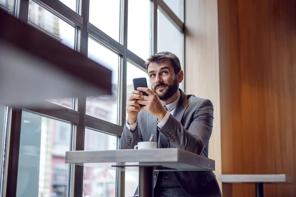 Jonge Schattige Bebaarde Zakenman Zit Koffieshop Koffiepauze Met Behulp Van — Stockfoto