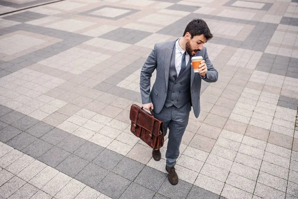 Jovem Empresário Olhando Para Relógio Pulso Enquanto Corre Para Trabalho — Fotografia de Stock