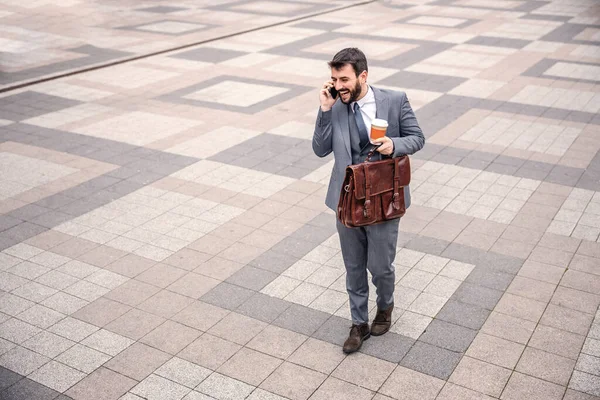 Ung Leende Skäggig Affärsman Håller Väska Och Hans Morgon Kaffe — Stockfoto