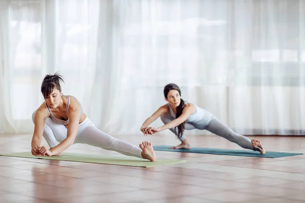 Twee Fit Slanke Toegewijde Yogi Meisjes Side Lunge Yoga Pose — Stockfoto