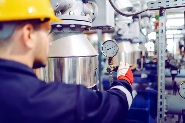 Rückansicht Des Fleißigen Arbeiters Arbeitsschutzanzug Und Mit Helm Der Die — Stockfoto