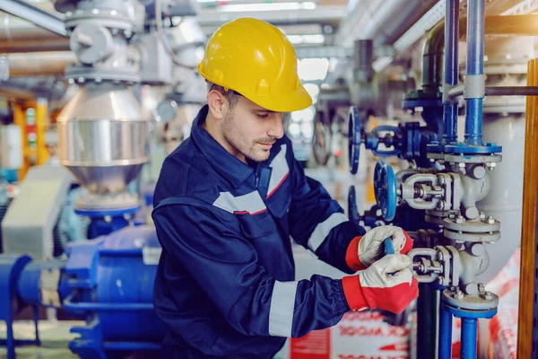 Trabajador Dedicado Ropa Trabajo Protectora Con Casco Válvula Tornillo Cabeza — Foto de Stock