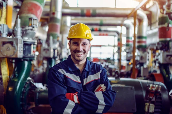 Lächelnder Kaukasischer Arbeiter Arbeitskleidung Und Mit Helm Auf Dem Kopf — Stockfoto