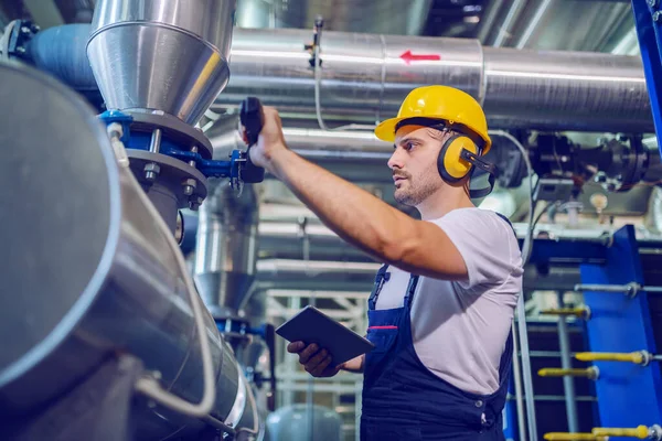 Vista Lateral Del Guapo Trabajador Caucásico Serio Overol Con Casco — Foto de Stock