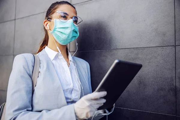 Ritratto Simpatica Donna Affari Con Maschera Protettiva Guanti Appoggiati Muro — Foto Stock