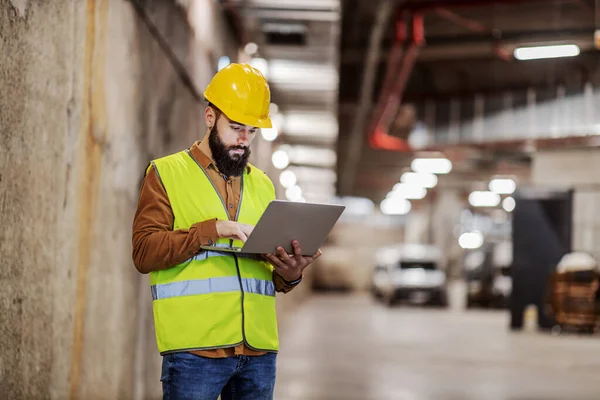 Jonge Aantrekkelijke Bebaarde Supervisor Staat Garage Bouw Proces Het Controleren — Stockfoto