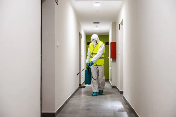 Comprimento Cheio Funcionário Terno Estéril Salão Esterilização Colete Edifício Vírus — Fotografia de Stock