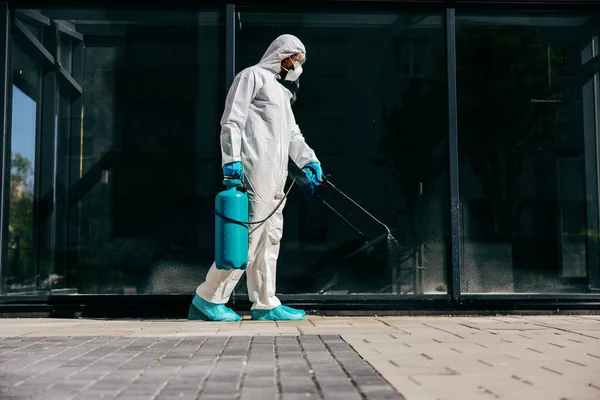 男性で滅菌保護スーツ滅菌屋外からコロナウイルス Covid — ストック写真