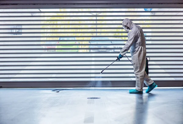 Seitenansicht Des Mannes Sterilen Schutzanzug Und Maske Sterilisierendem Parkett Schutz — Stockfoto