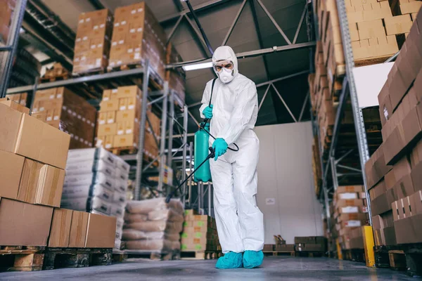 Hombre Con Traje Protector Máscara Desinfectando Almacén Lleno Productos Alimenticios —  Fotos de Stock