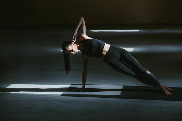 Ung Dedikerad Attraktiv Smal Yogi Flicka Side Underarm Plank Yoga — Stockfoto