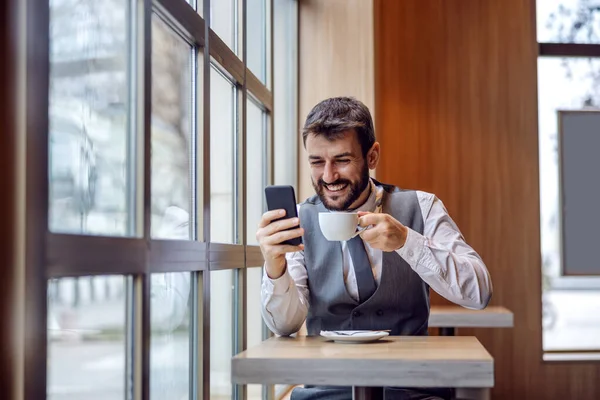 Jonge Knappe Bebaarde Ceo Zit Koffiepauze Holding Cup Het Lezen — Stockfoto