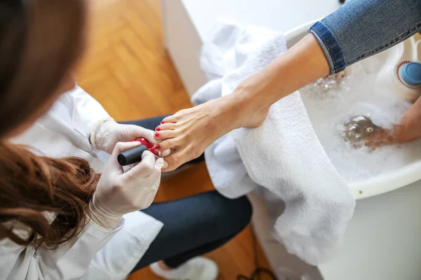 Vista Superior Esteticista Colocando Esmalte Nas Unhas Dos Pés Salão — Fotografia de Stock