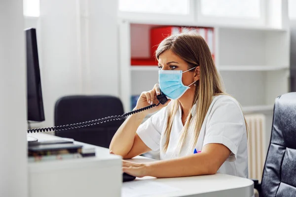 Vedlejší Pohled Laboratorní Asistent Sedí Laboratoři Nouzové Volání Covid Pozitivní — Stock fotografie