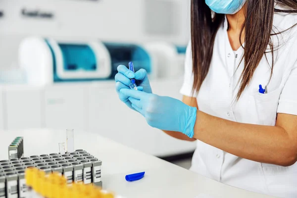 Assistente Laboratório Laboratório Escrevendo Tubo Teste Com Amostra Sangue — Fotografia de Stock