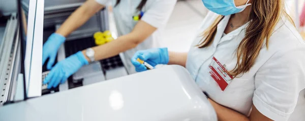 Laboratorieassistenter Sætter Reagensglas Med Blodprøver Maskinen Mens Står Laboratoriet - Stock-foto