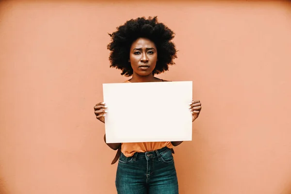 Aantrekkelijke Ernstige Afrikaanse Vrouw Staan Houden Blanco Papier — Stockfoto