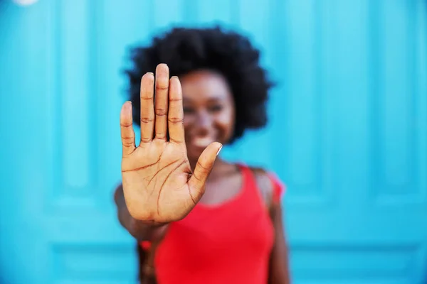 Κοντινό Πλάνο Της Αφρικανικής Γυναίκας Κρατώντας Χέρι Σήμα Στοπ — Φωτογραφία Αρχείου
